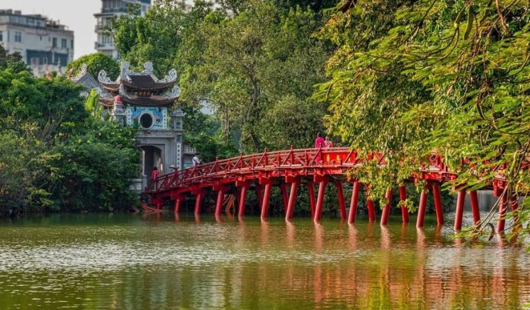 Hoan Kiem Lake and Ngoc Son Temple: Hanoi’s Scenic and Spiritual Oasis Hoan Kiem Lake and Ngoc Son Temple: Hanoi’s Scenic and Spiritual Oasis